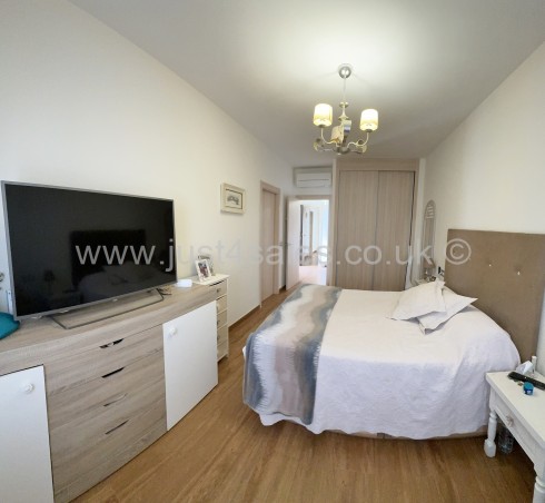 Just 4 Sales, La Estancia