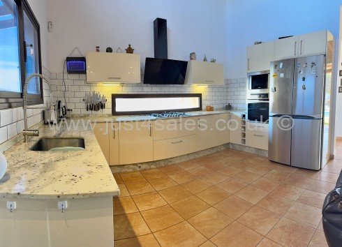 Just 4 Sales Triquivijate